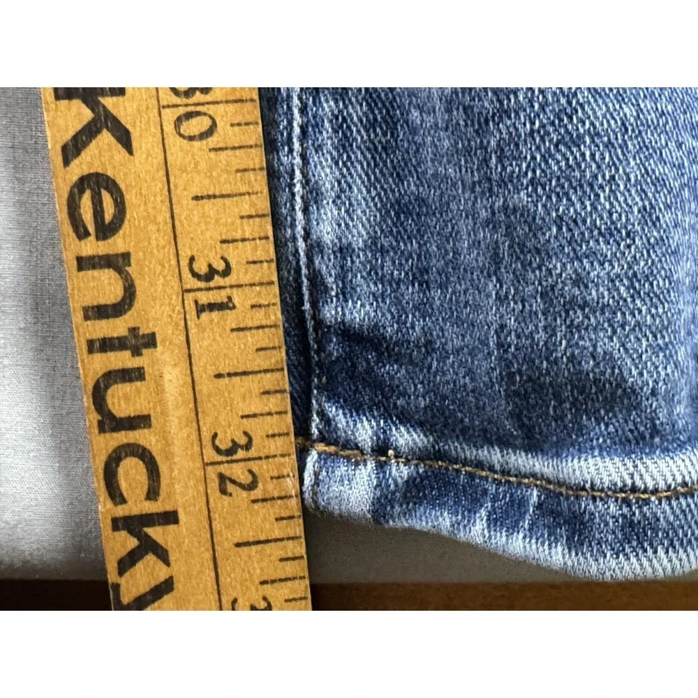 American Eagle Outfitters check pictures